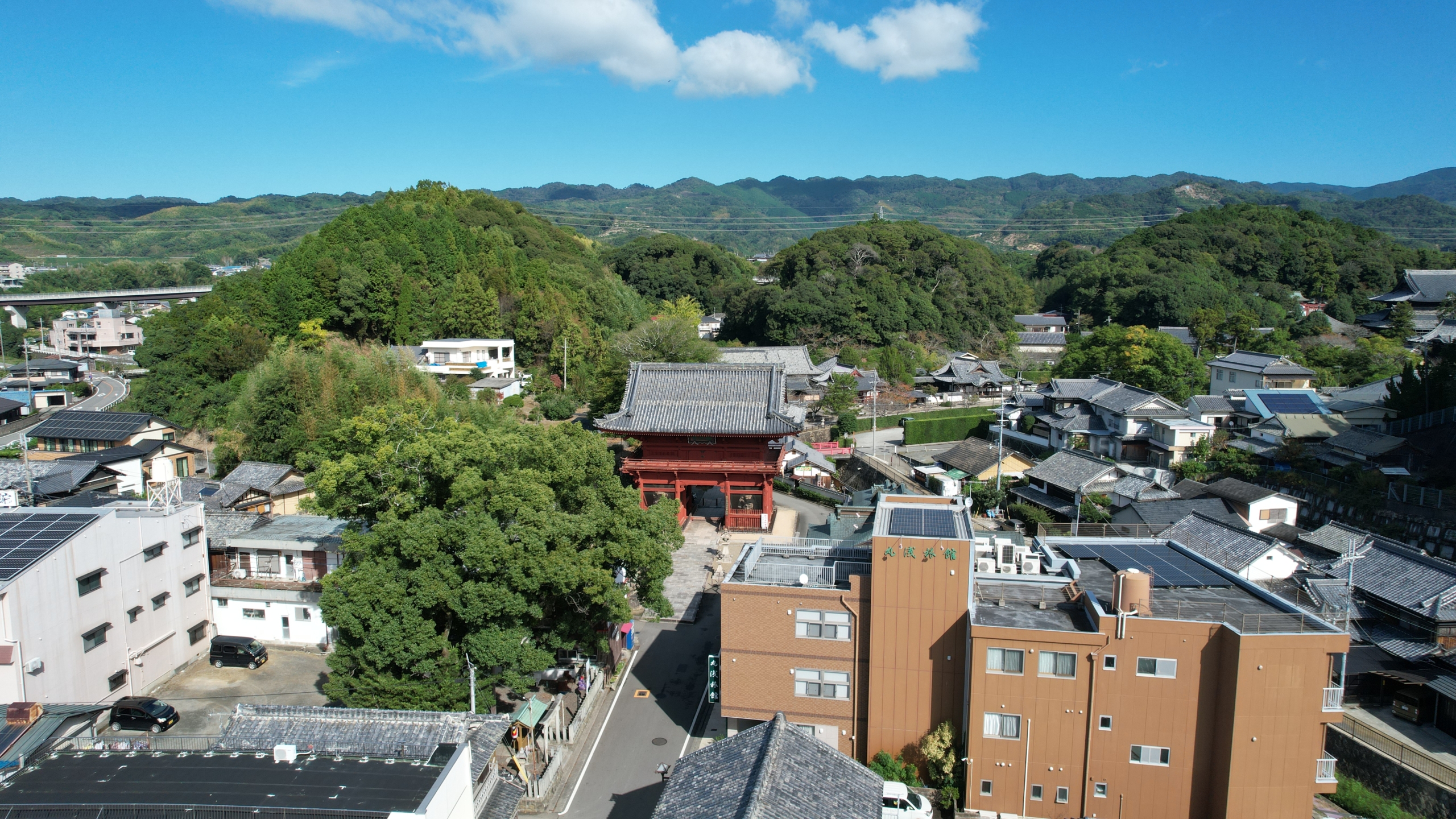 動画編集講座サンプル動画教材の空撮（粉河寺大門・大神社の楠木・丸浅旅館）