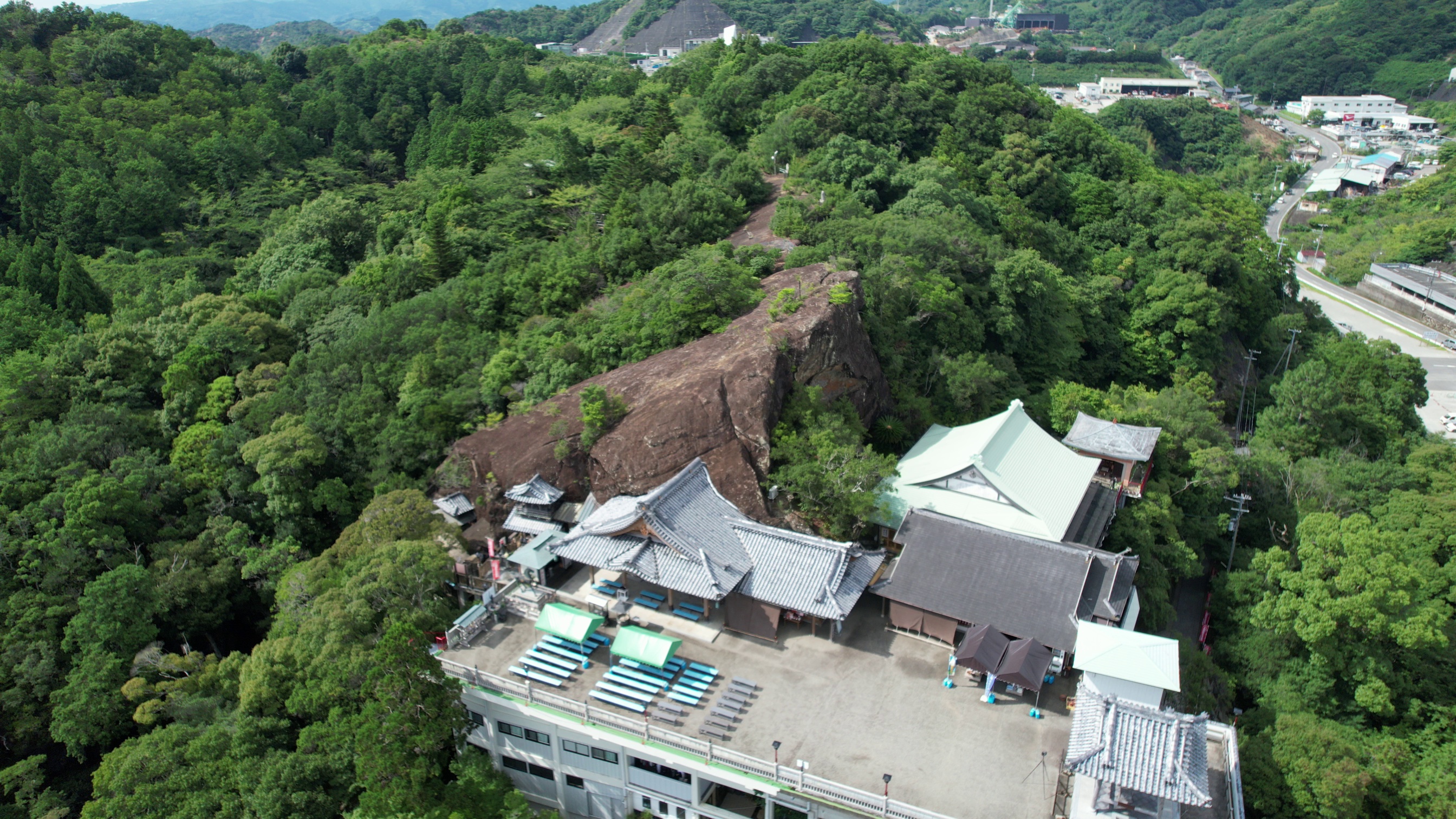寺院と山並みを上空から捉えた観光PR向けの空撮写真